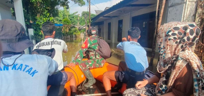 Kopaska TNI AL evakuasi korban banjir di IKPN Bintaro. (Foto: Dok RUZKA INDONESIA) 