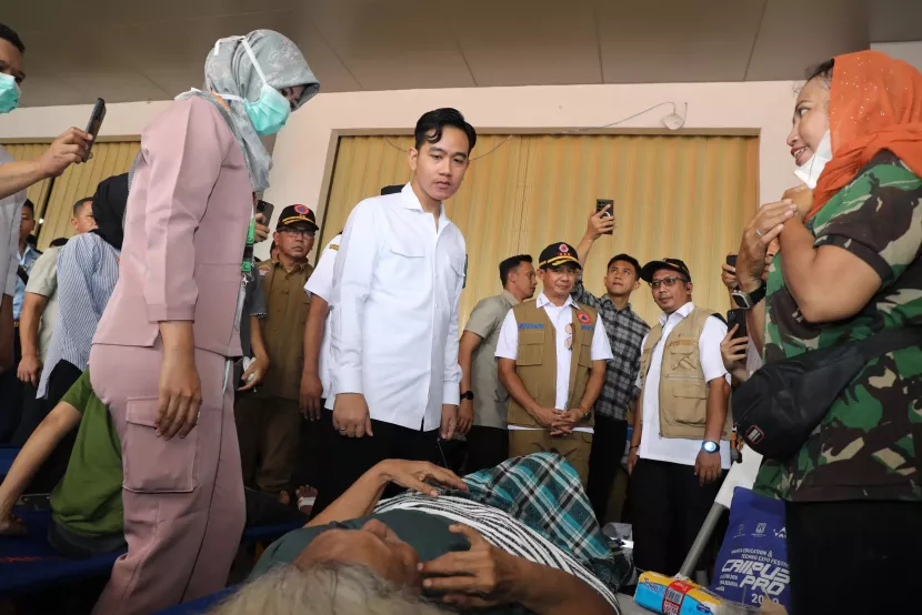 Kepala BNPB Letjen TNI Dr. Suharyanto bersama Wapres Gibran Rakabuming tinjau lokasi terdampak banjir di Perum Pondok Gede Permai, Jati Asih, Kota Bekasi, Jawa Barat, Rabu 5/3/2025.