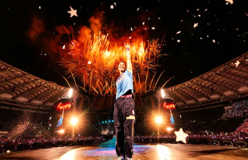 Coldplay saat tampil di tur Music of the Spheres pada 12 Juli 2024 di Stadio Olimpico di Roma, Italia/Anna Lee