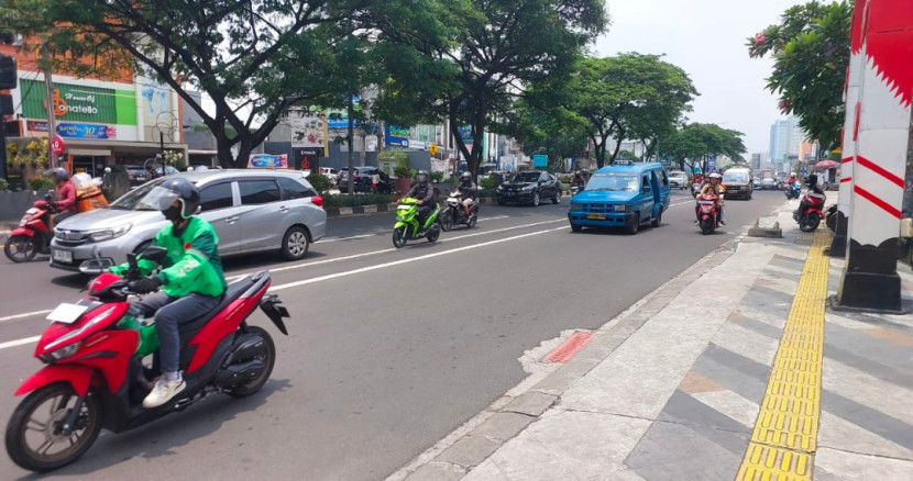 Setelah separator Jalan Margonda Raya dibongkar, warga kesulitan untuk menyeberang Jalan, terutama selepas lampu merah Juanda. (Foto: Dok RUZKA INDONESIA) 