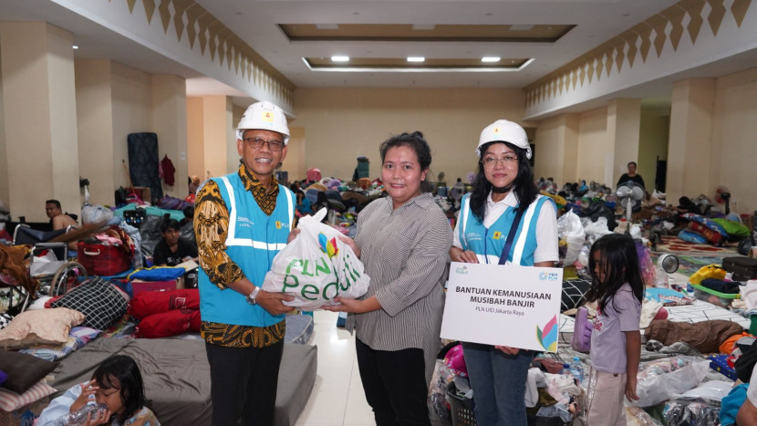 General Manager PLN UID Jakarta Raya, Lasiran bersama Manager PLN UP3 Lenteng Agung, Cynthia Dewi Ariyani menyerahkan sembako kepada warga yang terdampak banjir di posko pengungsian kecamatan Pancoran, Jakarta Selatan, Kamis (6/3/2025). (Foto: Dok Ruzka Indonesia/PLN) 