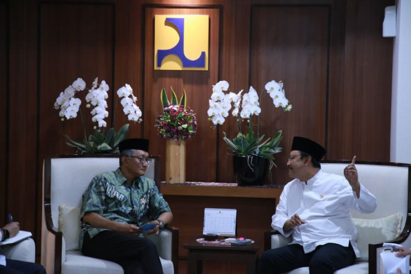 Menteri Sosial (Mensos), Saifullah Yusuf (kanan) menemui Menteri Pekerjaan Umum (PU), Dody Hanggodo di Kantor Kementerian PU, Jakarta. (Foto: Dok Kemensos) 