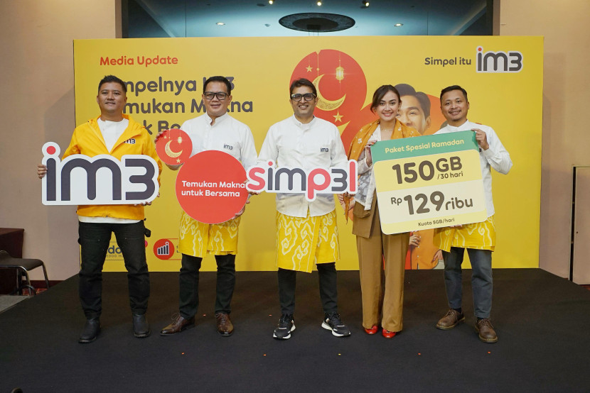 SVP Head of Marketing Jakarta Raya IOH Fahroni Arifin, SVP Head of Region West Java IOH Robby Hikmat Permana, EVP Head of Circle Jakarta Raya IOH Chandra Pradyot Singh, SVP Head of National Brand IM3 Essy Prita Cinta, dan VP Head of Digital Brand Engagement Strategy IM3 Hodo Purwoko berfoto pada peluncuran Kampanye “Simpelnya IM3, Temukan Makna untuk Bersama” di Bandung, Kamis (6/3/2025).