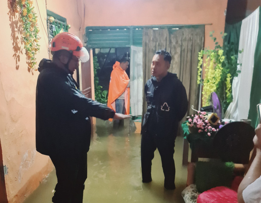 Suasana banjir disalah satu rumah warga di Kota Sukabumi, Kamis (6/3/2025) malam.