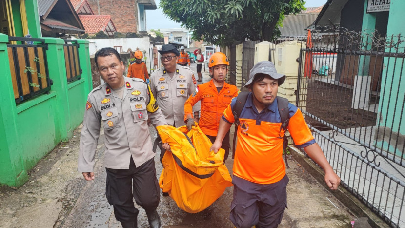 Proses evakuasi korban terbawa arus banjir di Palabuhanratu, Kabupaten Sukabumi. Dok istimewa