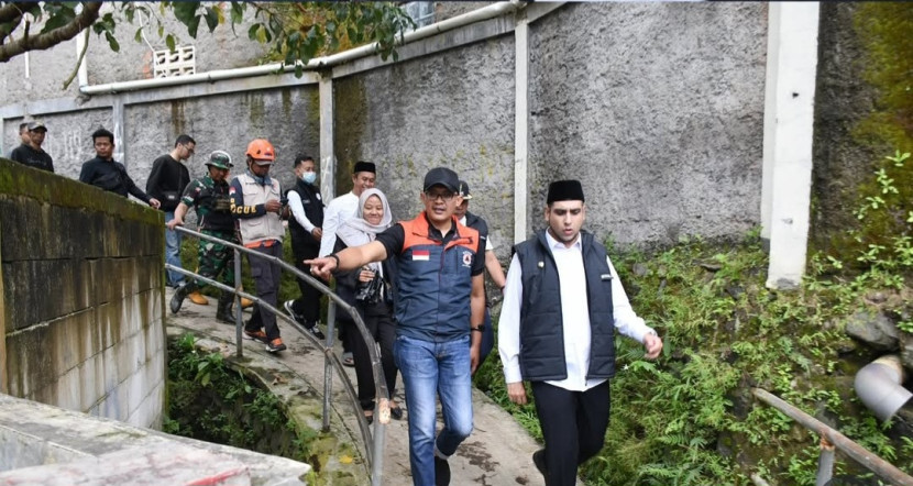 Wakil Wali Kota Sukabumi Bobby Maulana meninjau salah satu titik bencana di Kota Sukabumi, Jumat (7/3/2025).