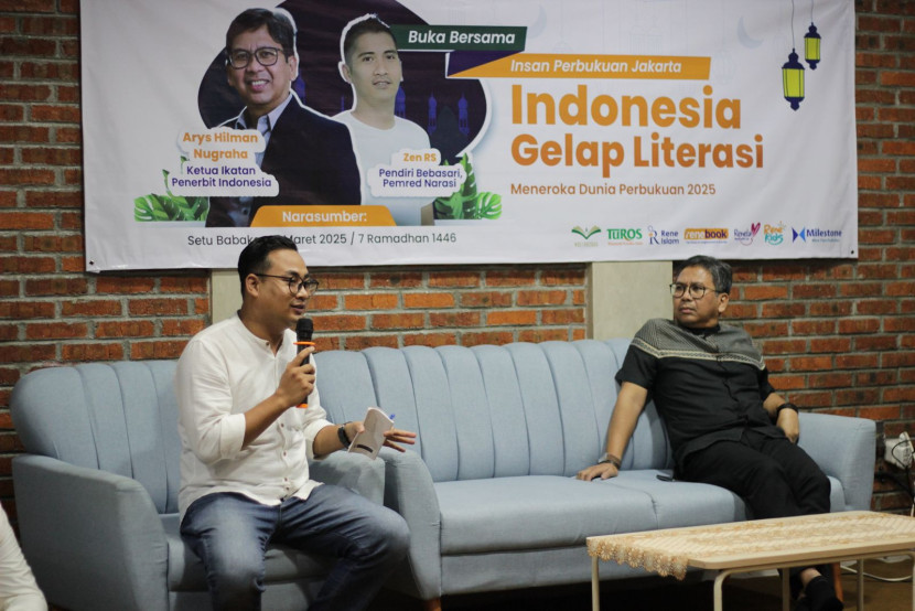 Arys Hilman (kanan) menyimak penjelasan narasumber. 