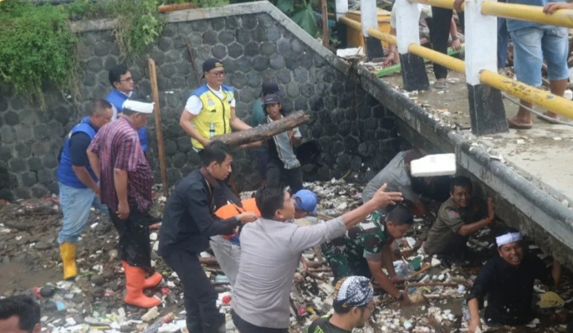 Gubernur Jabar dan unsur forkopimda Kabupaten Sukabumi membersihkan sampah di Sungai Cipalabuhan, Palabuganratu, Sabtu (8/3/2025).dok Diskominfo Kabupaten Sukabumi