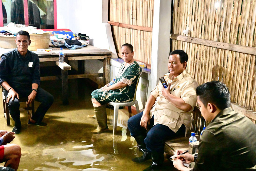 Presiden Prabowo Subianto meninjau lokasi banjir di rumah warga Babelan, Kabupaten Bekasi, Sabtu. Sumber: BPMI Setpres