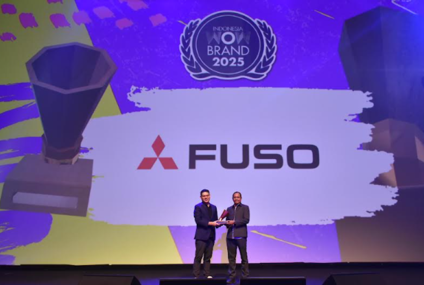 Mitsubishi Fuso menerima penghargaan Top Brand dan Wow Brand Award.     dok Mitsibishi Fuso