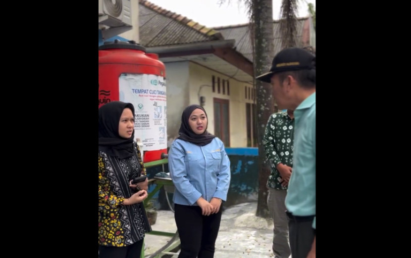 Wali Kota Ratu Dewa berdialog dengan pegawai kantor Kelurahan Pulokerto. (FOTO: Tangkapan Layar IG @ratudewa)