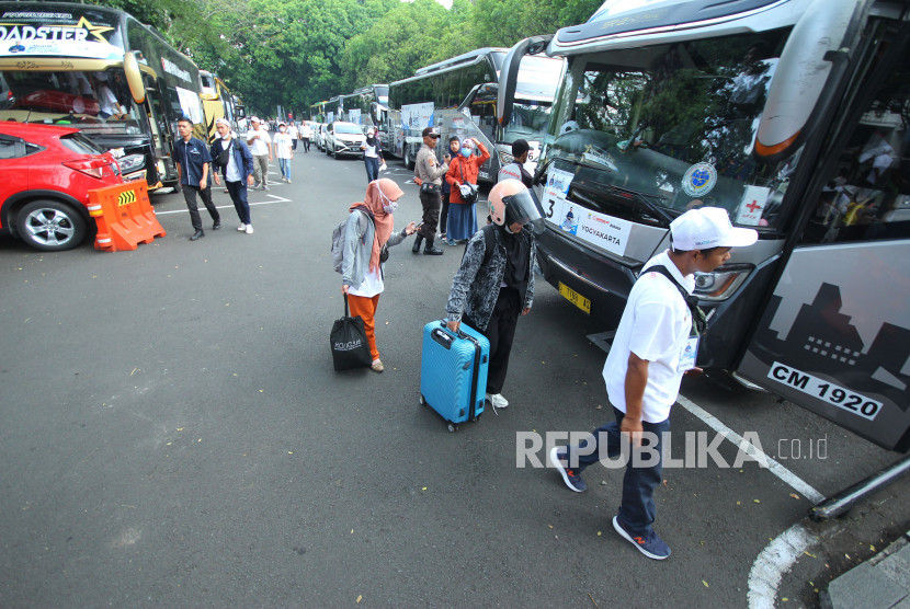 Pemudik menunggu pemberangkatan bus program mudik dan balik gratis. (Dok Republika)