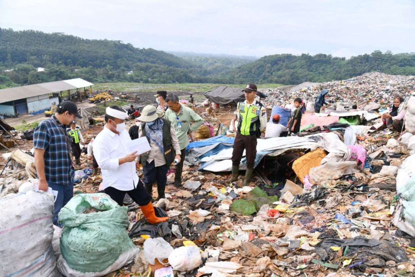  Sekda Jabar Herman Suryatman meninjau longsor sampah di TPA Sarimukti. Foto: Humas Jabar