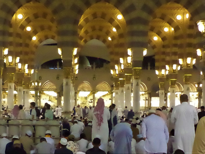 Jamaah menunggu waktu shalat Subuh di Masjid Nabawi, Madinah. (Foto: SumatraLink/Mursalin Yasland)