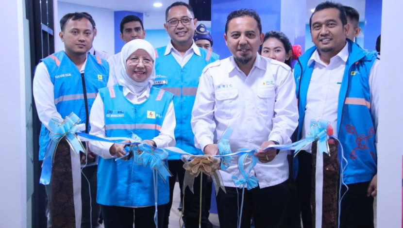 Direktur Utama PLN Icon Plus, Ari Rahmat Indra Cahyadi (tengah) melakukan gunting pita peresmian CC PLN 123 Site Palembang. (Foto: Dok PLN Icon Plus) 