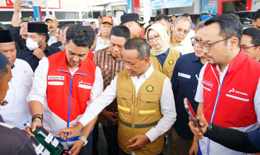 Didampingi Plt Dirut Pertamina MARS Ega Legowo Putra, Menteri Energi dan Sumber Daya Mineral (ESDM) Bahlil Lahadalia melakukan kunjungan kerja ke Baubau, Sulawesi Tenggara, hari ini, Ahad (09/03/2025). (Foto: Dok RUZKA INDONESIA)