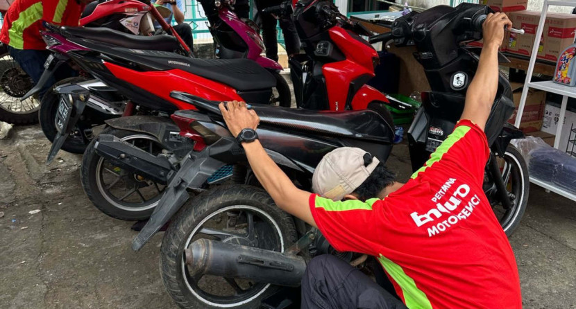 Program Ganti Oli Gratis ini mendapat sambutan positif dari masyarakat yang kendaraannya terendam banjir dan membutuhkan perawatan segera agar dapat kembali digunakan. (Foto: Dok RUZKA INDONESIA)