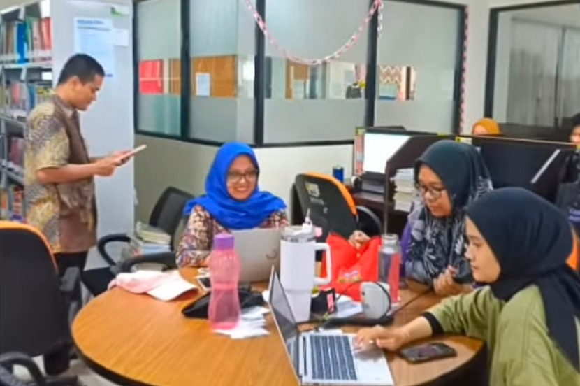 Warga Kota Depok sedang memanfaatkan Perpustakaan Umum Kota Depok. (Foto: Dok RUZKA INDONESIA) 