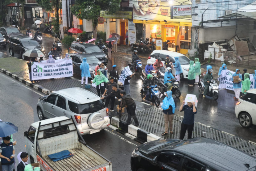 Ribuan paket takjil gratis dibagikan di Jalan Dago