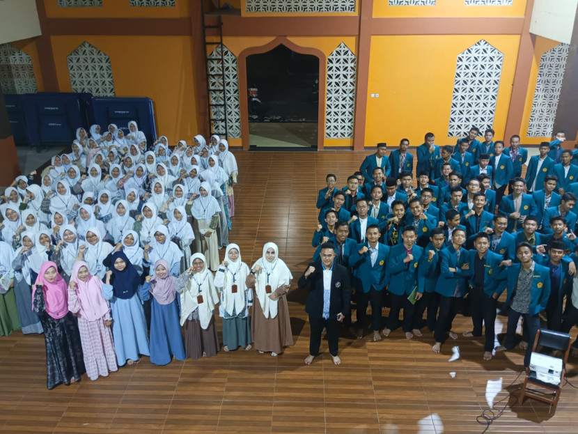 Santri kelas XI Pondok Pesantren La Tansa mengikuti kegiatan yang diselenggarakan oleh mahasiswi Universitas Darussalam Gontor 