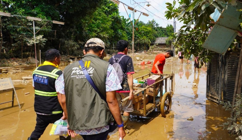 UI Peduli Kebencanaan menyalurkan bantuan logistik kepada warga terdampak banjir yang ada di Perumahan Pondok Gede Permai, Bekasi dan Perumahan Sawangan Asri, Kota Depok. (Foto: Dok RUZKA INDONESIA) 