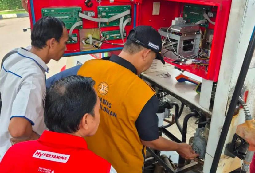 Petugas UPTD Metrologi Legal Disdagin Kota Depok sedang memeriksa SPBU. (Foto: Dok Diskominfo Kota Depok) 