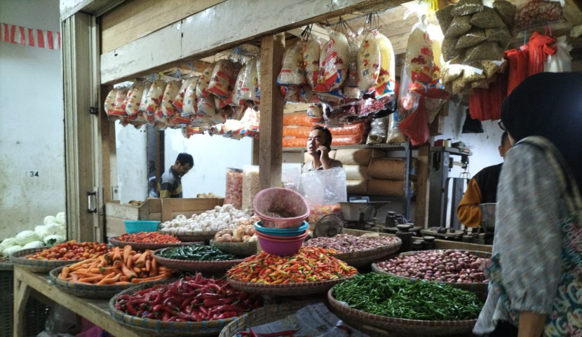 Suasana lapak sayuran di Pasar Pelita Kota Sukabumi, Senin (10/3/2025).