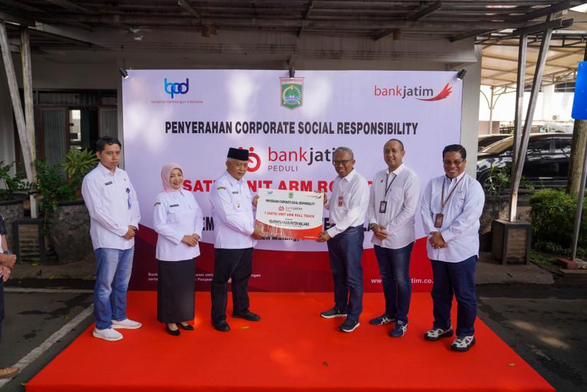 Penyerahan bantuan CSR dari Bank Jatim ke Pemkab Malang