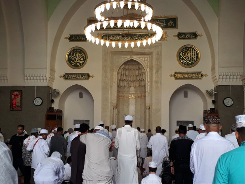 Shalat di Masjid Quba, Madinah. (Foto: SumatraLink.id/Mursalin Yasland)