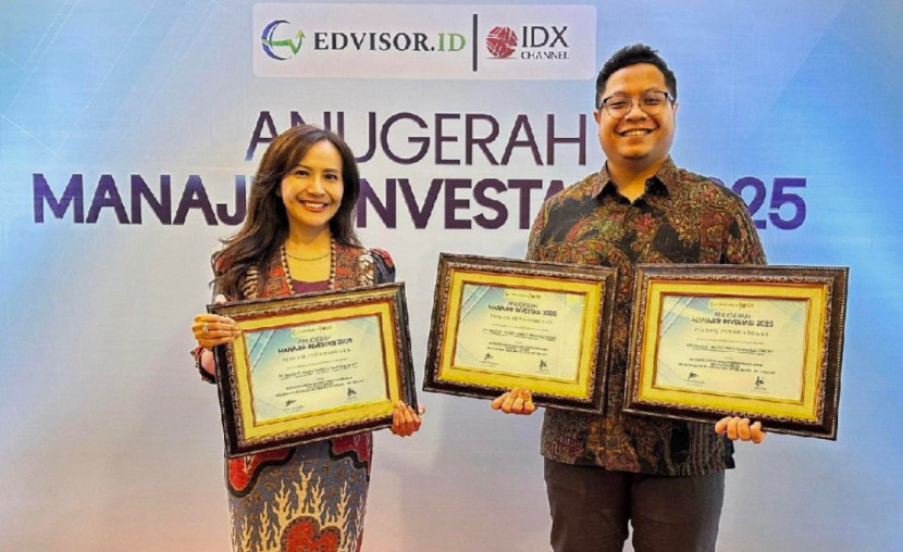 Direktur PT IIM Ria Meristika Warganda dan Chief Investment Officer PT IIM Camar Remoa menerima Anugerah Manajer Investasi 2025. (Foto: Dok RUZKA INDONESIA) 