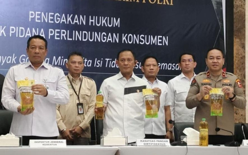 Dittipideksus Bareskrim Polri selaku Satgas Pangan Polri memperlihatkan barang bukti Minyakita di Jakarta, Senin (11/3/2025). (Foto: Dok Republika) 