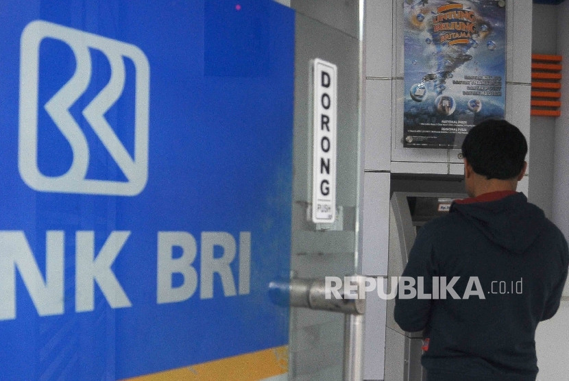 Nasabah melakukan tansaksi menggunakan mesin ATM Bank BRI di Jakarta. (Dok Republika)