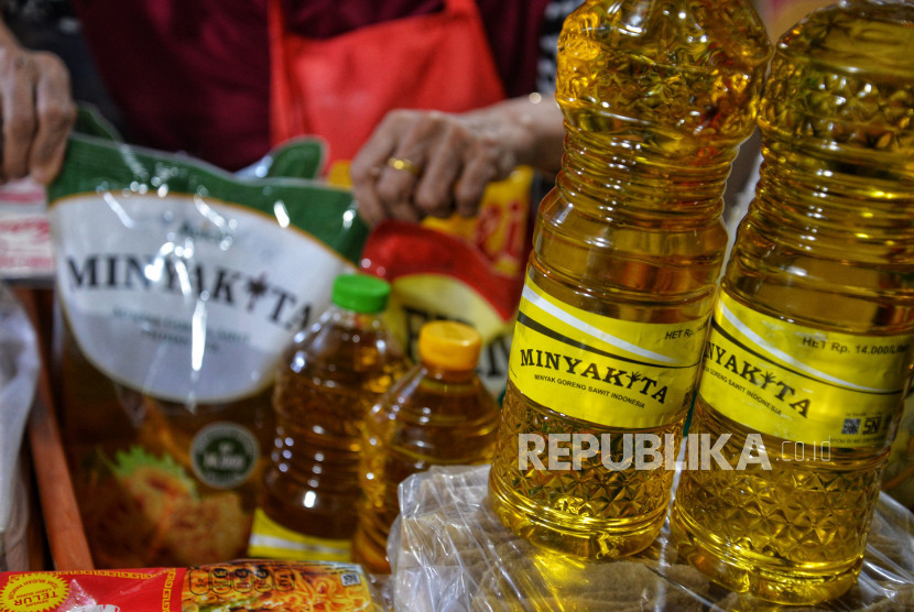 Pedagang menunjukkan Minyakita di sebuah warung klontong di Jakarta, Senin (22/7/2024). (Dok Republika)