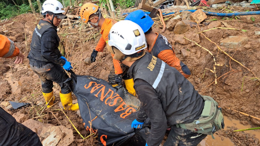 Tim SAR evakuasi korban longsor di Simpenan, Kabupaten Sukabumi, Selasa (11/3/2025).dok Kantor SAR Jakarta