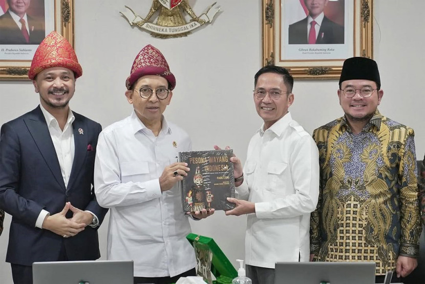 Menteri Kebudayaan Fadli Zon bersama Wakil Menteri Giring Ganesha menerima Wali Kota Palembang Ratu Dewa dan Wakil Wali Kota Prima Salam. (FOTO: IG @fadlizon)