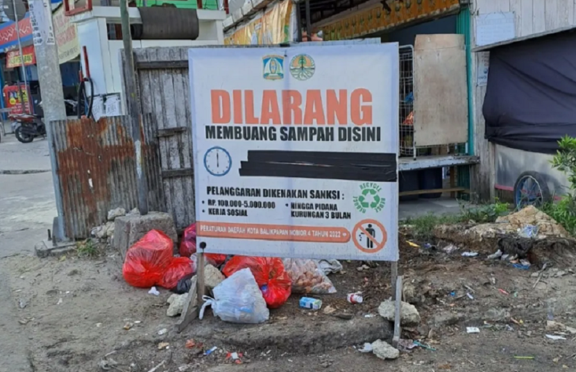 Waktu pembuangan sampah antara pukul 18.00 WITA hingga 06.00 WITA.