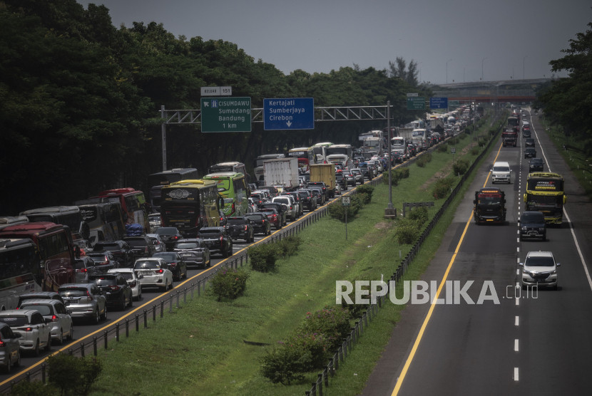 Kendaraan pemudik (lajur kiri) terjebak kemacetan di Tol Cikopo-Palimanan (Cipali) KM 150, Mekarjaya, Jawa Barat, Jumat (5/4/2024).  (Dok Republika)