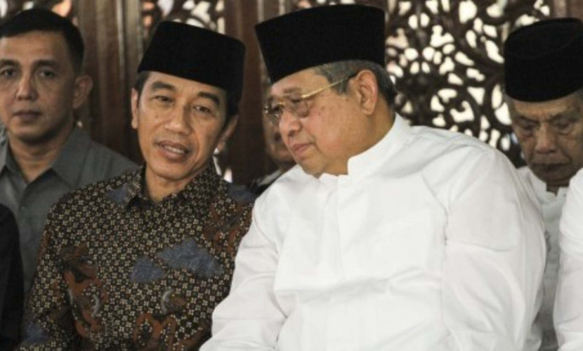 Presiden Joko Widodo (kiri) berbincang dengan Presiden keenam RI Susilo Bambang Yudhoyono (SBY). (Foto: Ilustrasi/Dok RUZKA INDONESIA)