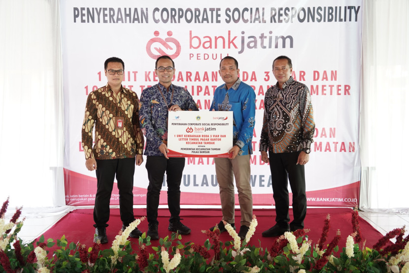 Penyerahan bantuan dari Bank Jatim ke Masyarakat Pulau Bawean