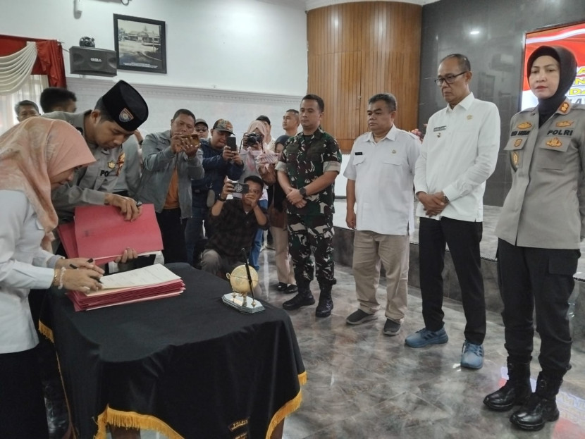 Penandatanganan kerjasama penanganan masalah berandalan bermotor dan tawuran pelajar di Mapolresta Kota Sukabumi, Rabu (12/3/2025).