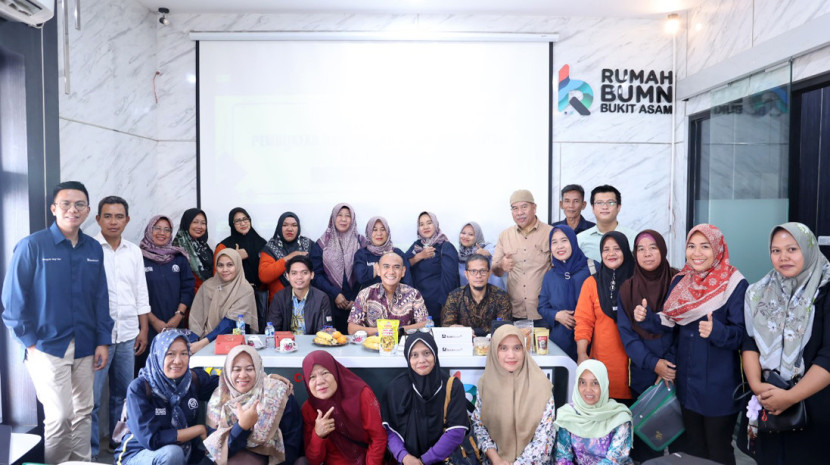 Peserta bersama nara sumber dan tim Rumah BUMN Bukit Asam. (FOTO: Humas PTBA)