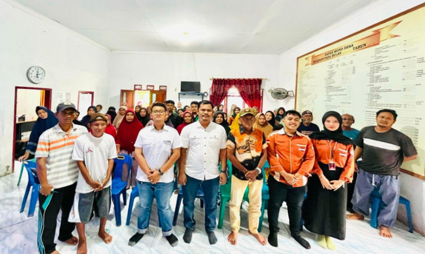 Mahasiswa HIMA Manajemen UMSU bersama warga Desa Pulau Sembilan berfoto bersama di Grand Opening Penyuluhan Ilmu Manajemen dan Blue Economy HIMA Manajemen UMSU 2025. (Foto: Dok HIMA Manajemen UMSU 2025)