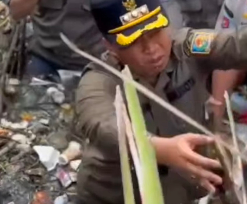 Wali Kota Depok, Supian Suri terjun langsung bersihkan sampah yang menumpuk di Kali Cabang Timur (kali di area Balai Kota Depok), Rabu (12/03/2025).(Foto: Dok RUZKA INDONESIA) 