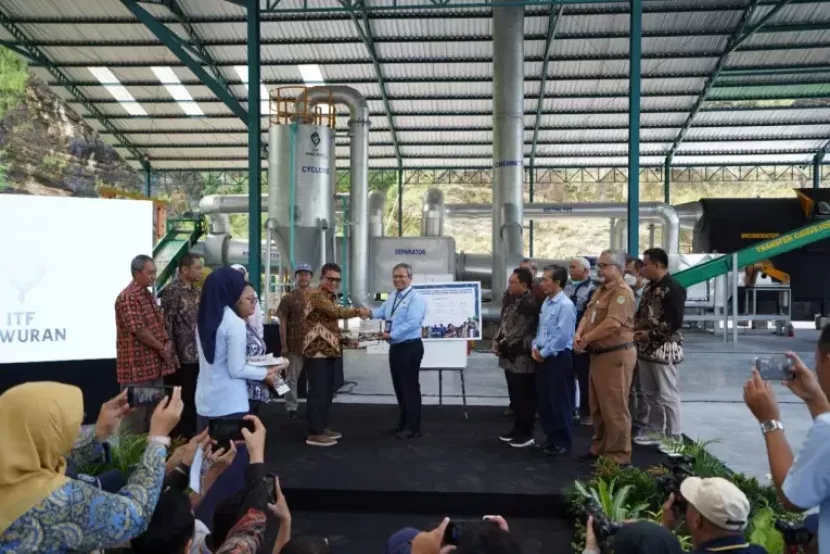 Dr. Arie Sujito, S.Si., M.Si saat menyerahkan sejumlah buku Panduan KKN Tematik Kolaboratif Pengelolaan Sampah di Provinsi DI Yogyakarta kepada Kepala DLHK DIY, Kusno Wibowo, S.T., M.T.