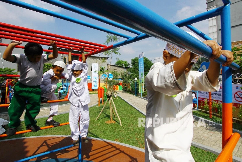 Anak-anak bermain di Ruang Publik Terpadu Ramah Anak (RPTRA) Pulo Gundul di Jalan Kramat, Johar Baru, Jakarta Pusat.