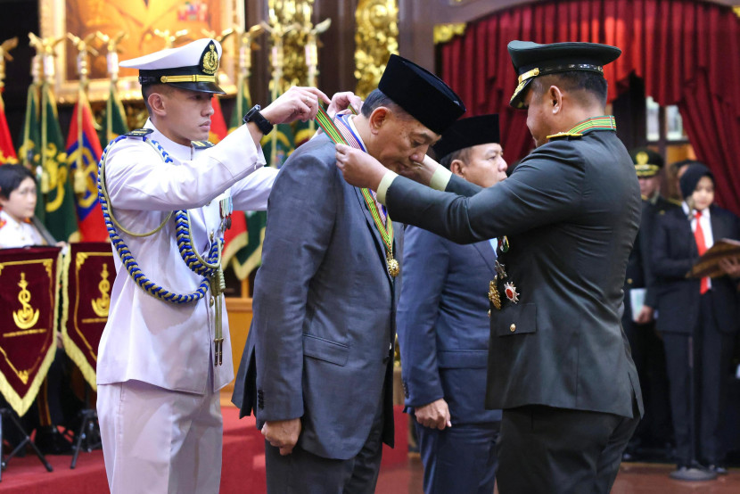 Menhan Sjafrie Sjamsoeddin menerima tanda kehormatan tertinggi dari TNI. Sumber: Seputar Militer