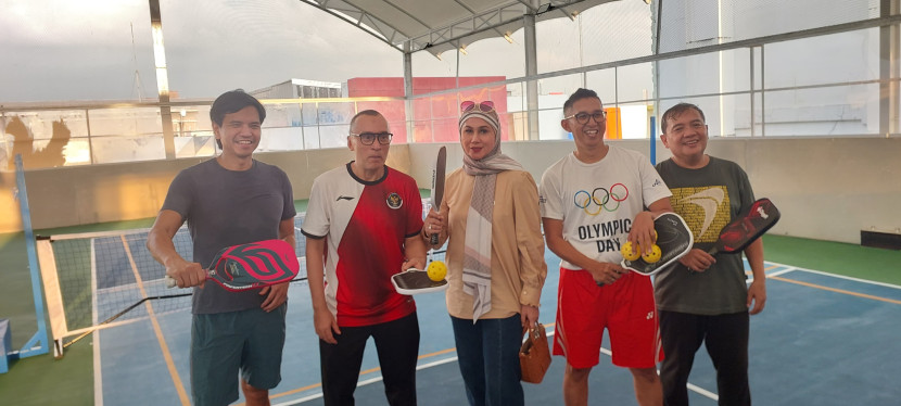 Selebriti hingga wartawan sosialisasikan pickleball di VATA Kemang Jakarta. (Foto: Ist.)