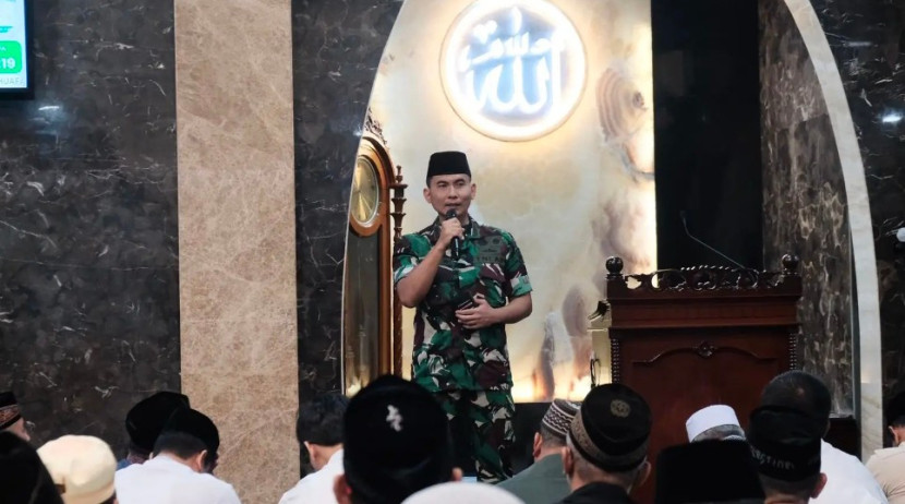 Dandim Depok, Kolonel Iman Widhiarto saat kegiatan Tarawih Keliling (Tarling) ketiga Ramadan 1446 H di Masjid Jami Al-Falah Kelurahan Cisalak Pasar Kecamatan Cimanggis, Kota Depok, Kamis (13/03/2025). (Foto: Dok Diskominfo Kota Depok) 