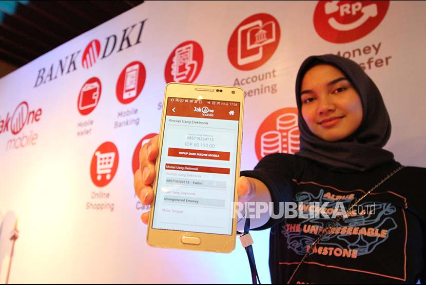 Seorang pelajar tengah menunjukkan aplikasi JakOne Mobile Bank DKI. (Dok Republika) 