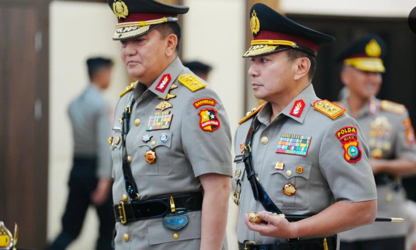 Irjen Pol Herry Heryawan (kiri) serah terima jabatan Kapolda Riau dengan Irjen Pol Mohammad Iqbal (kanan). (Foto: Dok Humas Mabes Polri) 